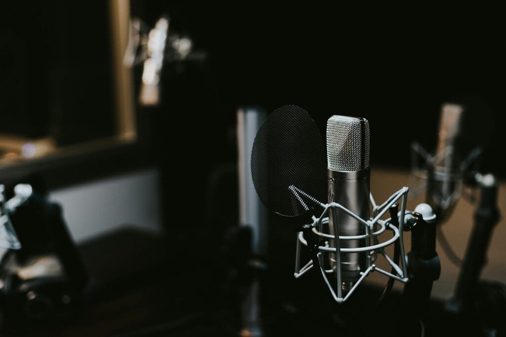 How to choose the best recording studio in Dubai - professional condenser microphone
