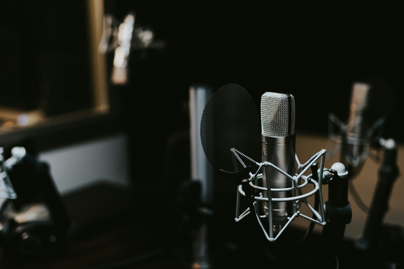 How to choose the best recording studio in Dubai - professional studio microphone