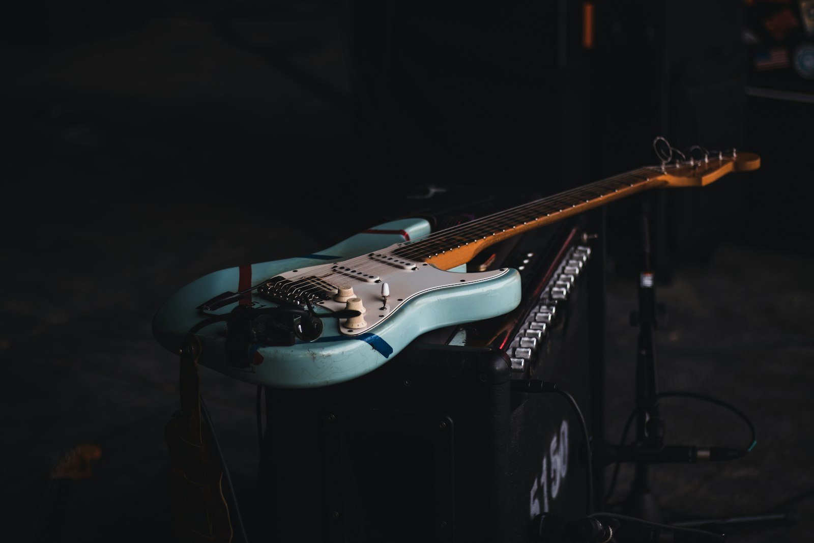 How to record electric guitar - electric guitar set up for recording in a Dubai music studio